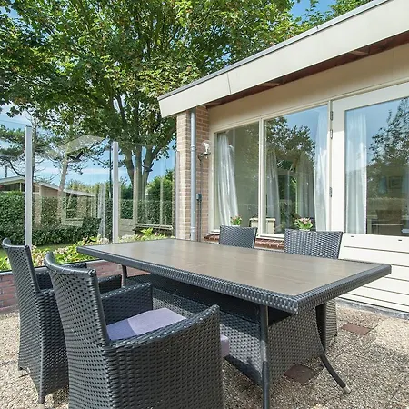 Holiday De Zeetuin Feriehus